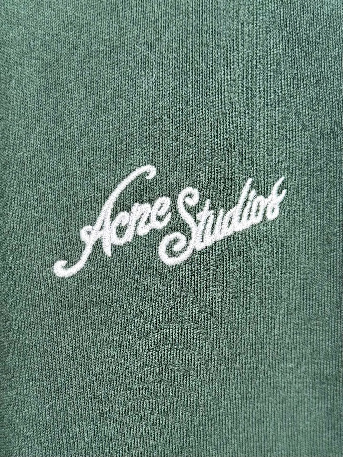 ACNE Studios casual wide-leg trousers with embroidered logo. Customized foggy brushed fleece. Draped and stylish. Soft and skin-friendly. The color is dark navy. It captures the tranquility and depth of the deep sea twilight. Retro calmness. It has a naturally cool and luxurious feeling. The Classic embroidered logo on the thigh is like a light star. It condenses brand recognition and high-end texture. The drawstring waistband and side pocket design condenses the casual posture. There is a trendy edge hidden under the minimalist texture. It can be worn together with Series suits to form a luxurious and elegant system. It interprets the unique Nordic elegance artistic conception. Process 1: Use imported machine embroidery technology. Use advanced computer control system and precision mechanical components to realize the Acne Studios logo work. High precision. The lines are smooth and delicate. Process 2: The fabrics have been fermented and washed. The hand feel and texture are better. It is not easy to deform, not easy to shrink, not easy to fade, and maintains long-term beauty. Accessories: Customized 1:1 Acne zipper Customized 1:1 Acne hanging clock Customized 1:1 Acne trademark Version: Loose version Size: S M L XL